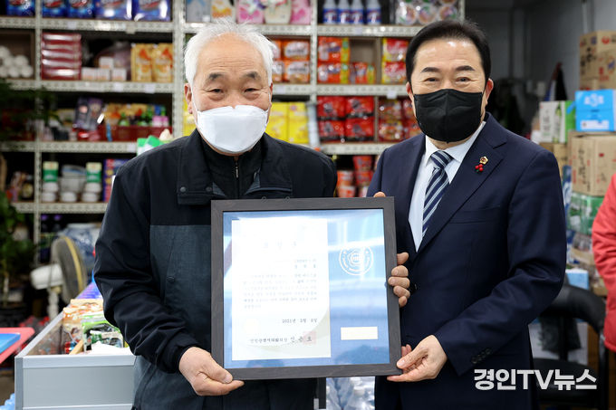 신은호 의장, 부평전통시장 방문해 직접 유공시민에 표창 수여