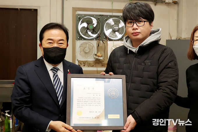 신은호 의장, 부평전통시장 방문해 직접 유공시민에 표창 수여