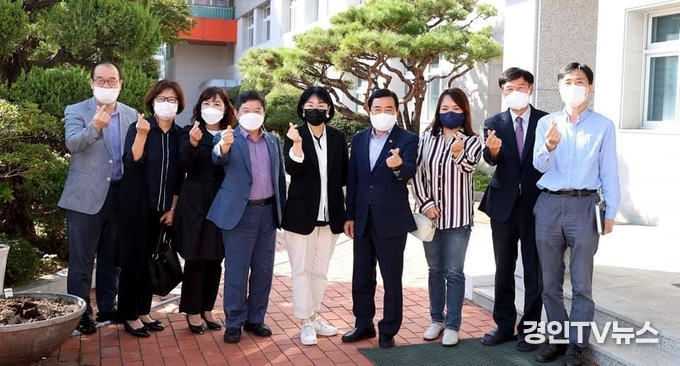 { 포토 뉴스 }