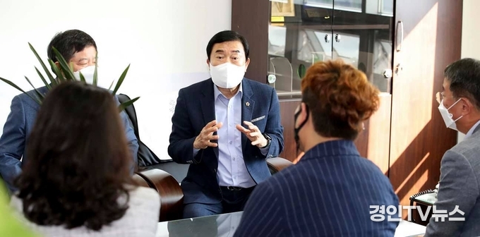 { 포토 뉴스 }