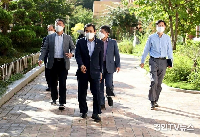 { 포토 뉴스 }