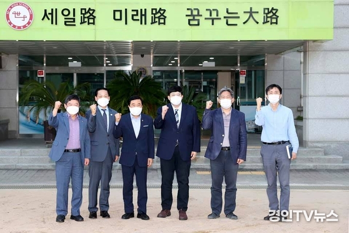 { 포토 뉴스 }