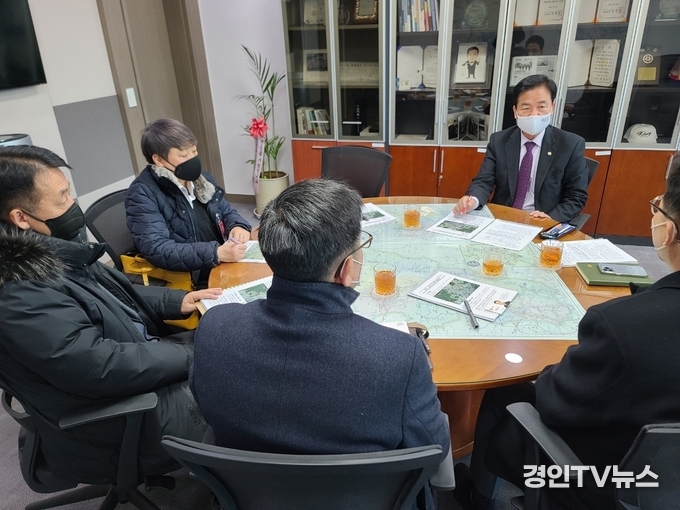 최춘식 의원, 국방부 차원에서 문제 해결 대하여 회의를 하고있다.
