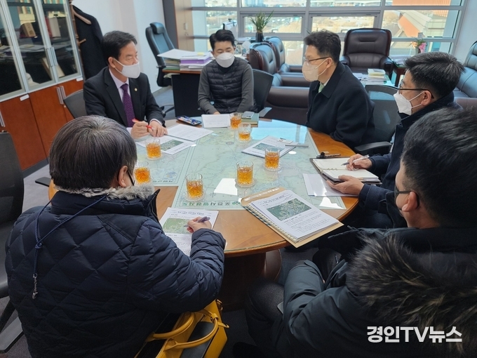 최춘식 의원, 국방부 차원에서 문제 해결 대하여 회의를 하고있다.