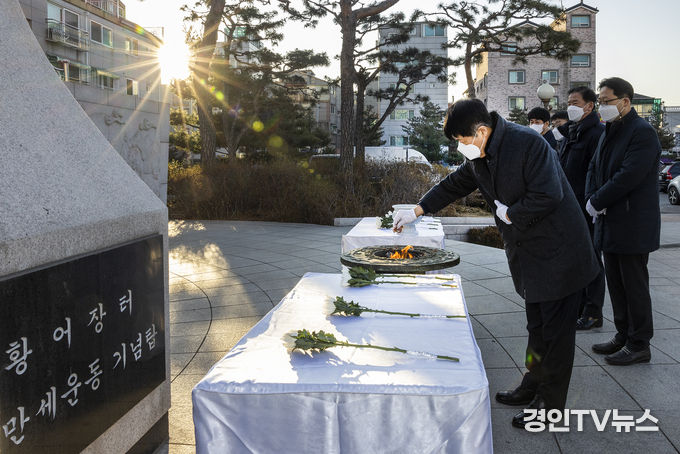박형우 구청장 새해「황어장터 3.1만세운동 기념탑 참배를 하고 있다.