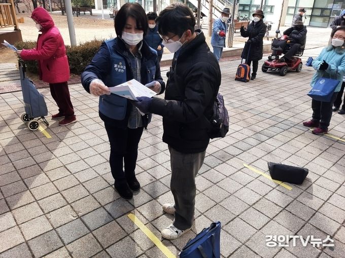 어르신 200명을 대상으로 방역수칙을 준수하면서 2회에 걸쳐 실시하고 있다.