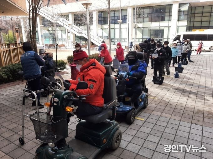 어르신 200명을 대상으로 방역수칙을 준수하면서 2회에 걸쳐 실시했다