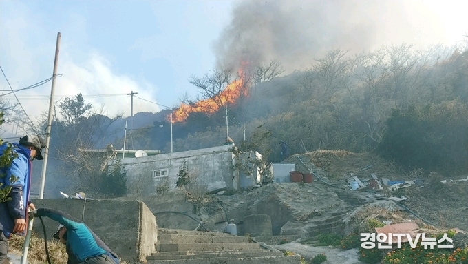 전남 신안군 산불발생... 산림당국 진화중