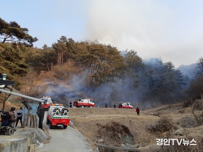 경북 봉화군 산불발생... 산림당국 진화중