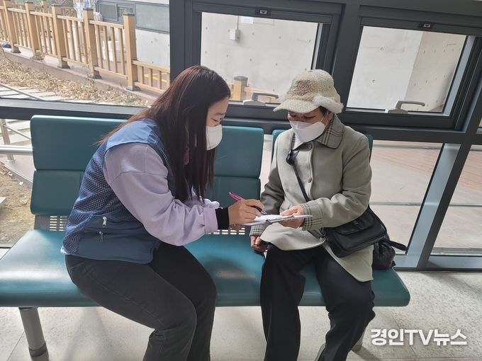 부평구노인복지관, 건강한 정신·심리 방역을 위한‘노인 우울검사’를 하고 있다.