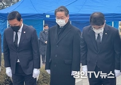유정복 전 인천시장 3‧1절 기념탑 참 배를 하고 있다.