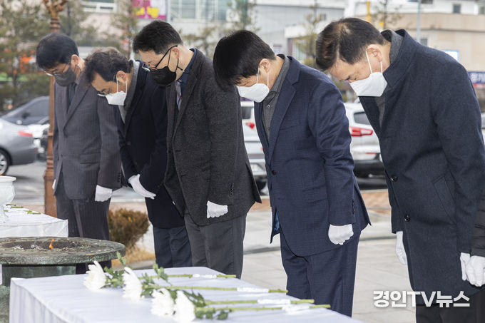 계양구, 제103주년 「황어장터 3.1만세운동 기념탑 참배」를 하고 있다.