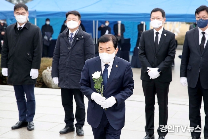 = { 포토 뉴스 } 신은호 의장이 참배를 하고 있다.