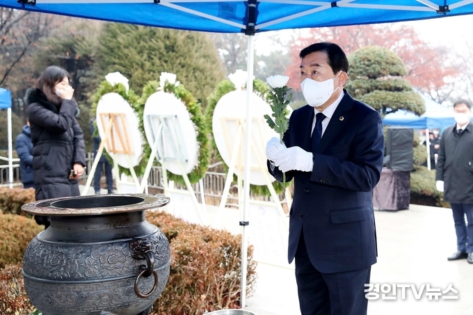 = { 포토 뉴스 } 신은호 의장이 참배를 하고 있다.