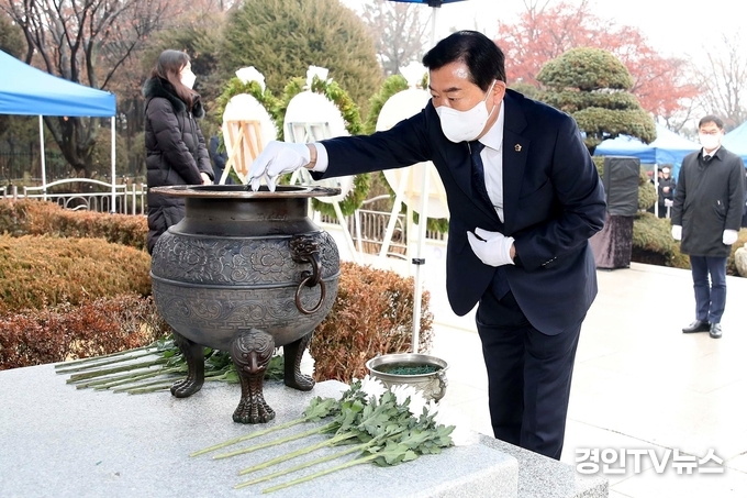 = { 포토 뉴스 } 신은호 의장이 참배를 하고 있다.