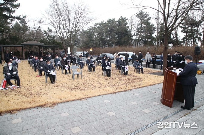 { 포토 뉴스 }제103주년 3.1절 기념식을 용유동 「3.1 독립만세 기념비」 앞에서 순국선열과․ 항일투사의 넋을 기렸다.