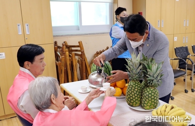 =사진 { 포토 뉴스 } 계양구의회 의장, 계산1동 수연 잔치 행사 참석