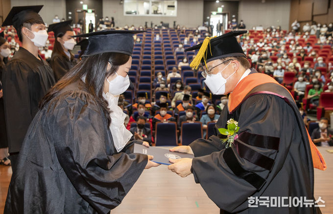 =사진 설명 사진 { 포토 뉴스 } 제24회 한국경영학회 융합학술대회 “국립 인천대학교 혁신 프로젝트 발굴 및 실천