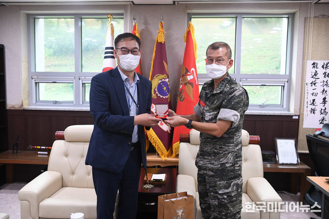 =사진설명 해병 연평부대를 방문하여 군부대 위문금 전달 행사와 함께 “제대군인 전직지원 군부대 순회교육”을 햇다.