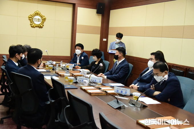 =사진설명 공정하고 신뢰받는 의회로 한걸음 다가가