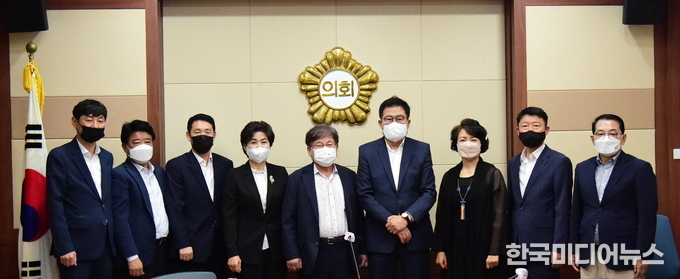 =사진설명 순천시의회, 윤리심사자문위원회 위원 위촉 하고 사진촬영을 했다