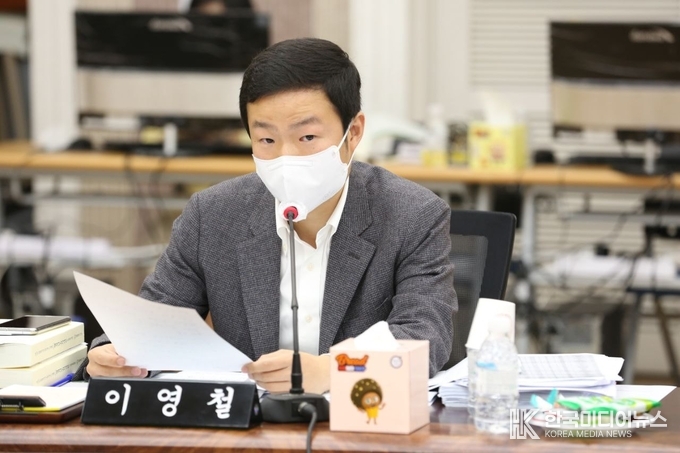 =사진설명 이영철 의원, 서울5호선 검단 연장에 대한 서구청의 안일한 행정 질타!를 하고 있다.