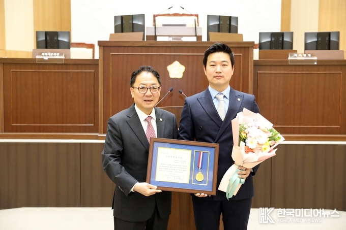=사진 인천 연수구의회 한성민 운영위원장(선학동, 연수2․3동, 동춘3동)이 지난 21일 인천광역시군구의회의장협의회로부터 ‘지방의정봉사상’을 수상했다.