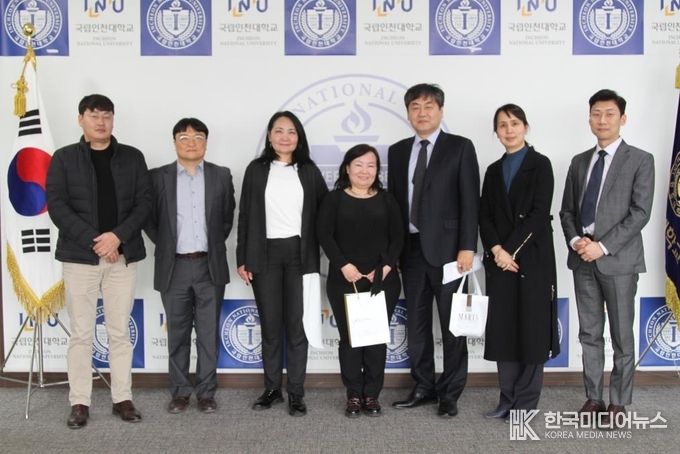 =사진 인천대 ‘몽골국립대학 국제관계단과대’ 학장 방문 교류 논의 기념사진