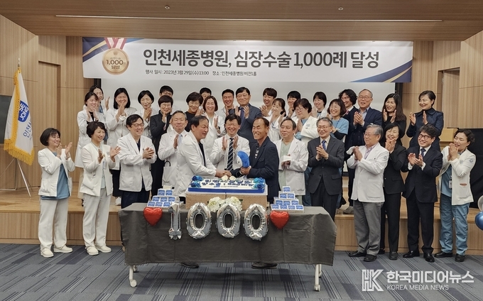 =사진 ▲ <사진설명 : 29일 인천세종병원 심장수술 1천례 기념행사에 초청받은 심장수술 1천례 환자 A씨와 집도의 이영탁 심장혈관센터장(사진 왼쪽)이 건강 회복을 기원하며 악수하고 있다. / 인천세종병원 제공><br>