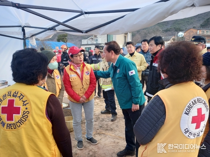 =사진 인천적십자, 인천시 강화군 마니산 산불현장 구호 활동 전개