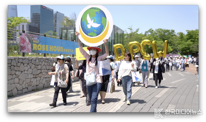 =사진설명 회원들이 올림픽공원 평화의 광장에서 평화걷기를 하고 있다.<br>