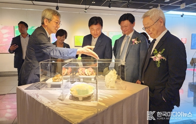 =<사진설명 : 지난 8일 심장기획전시 오픈 기념식에 참석한 조용익 부천시장(사진 오른쪽에서 3번째)과 박진식 부천세종병원 이사장(2번째), 이명묵 부천세종병원장(1번째)이 서정욱 심장박물관장으로부터 설명을 듣고 있다. / 세종병원 제공>