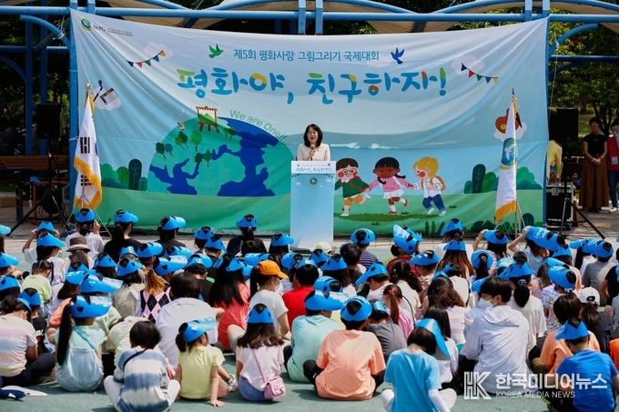 =사진 I (IWPG, 지국장 임미숙 ) 제5회 평화사랑 그림그리기 국제대회 연설을 하고 있다,