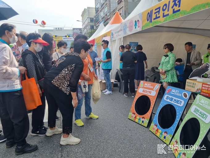 = 사진설명: ‘27회 부평풍물대축제 에코인천 부스에서 참가자들이 올바른 분리배출 캠페인에 참여하고 있다.