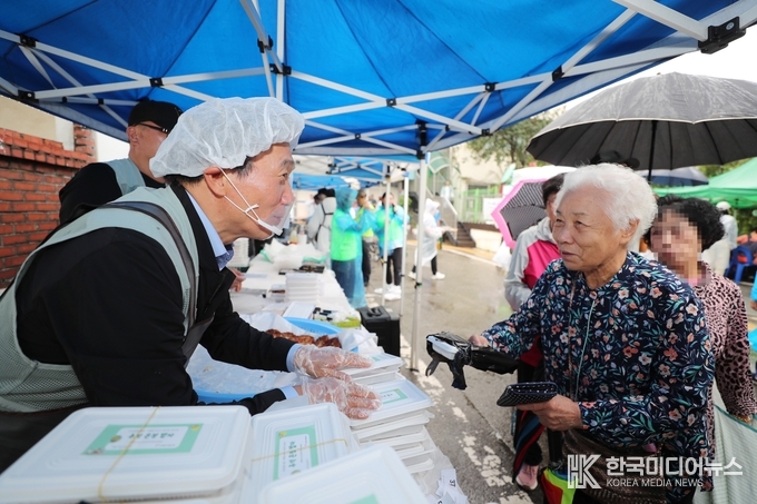 = - 사진 설명 : 26일 인천시 서구 석남2동행정복지센터에서 진행된 ‘추석 온정나눔 무료급식 봉사활동’에서 인천국제공항공사 이학재 사장(사진 왼쪽)이 현장에서 직접 부친 녹두전을 어르신께 전달하고 있다.