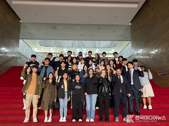 =사진설명 김온수 국민의힘 당 대표 특보,국회의사당에서 청년 및 외국인들과의 만남 