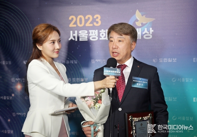 =사진설명 한전산업개발(주) 함흥규 대표, ‘2023 평화문화대상’ 수상 하고 인터뷰를 하고 있다