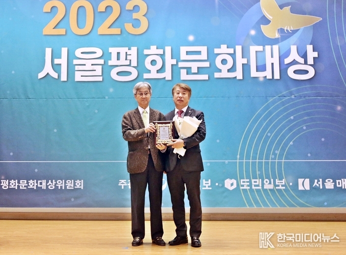 =사진설명 한전산업개발(주) 함흥규 대표, ‘2023 평화문화대상’ 수상했다.