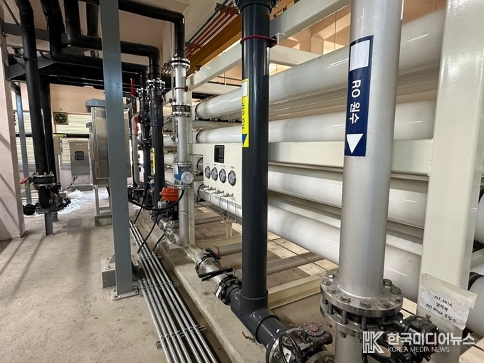 =사진설명: 송도이용시설에 염분제거설비(Reverse Osmosis)가 도입되어 시운전하고 있다.