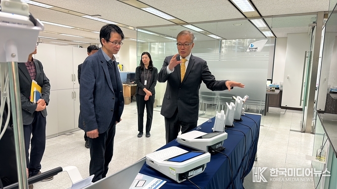 =사진설명; 서울지방조달청장, 의료분야 혁신조달 기업 방문 민생 현장 소통 사진 촬영