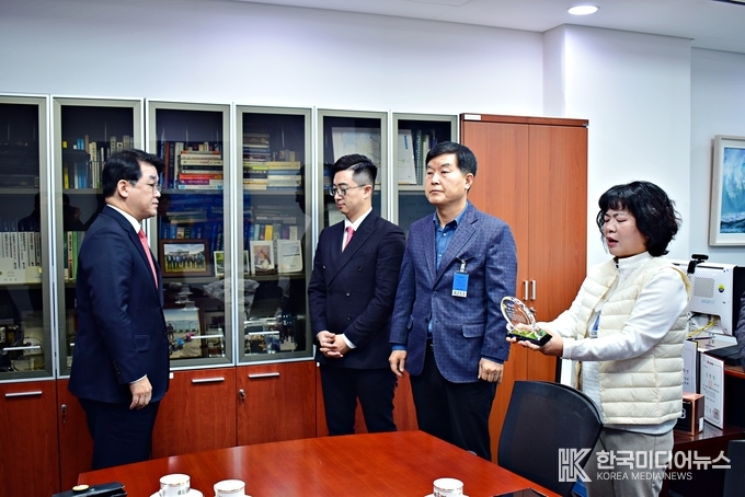=사진설명; 배준영 의원, ‘공항철도·9호선 직결’성사 공로 인정, ‘인천시민연합’으로부터 감사패 받아