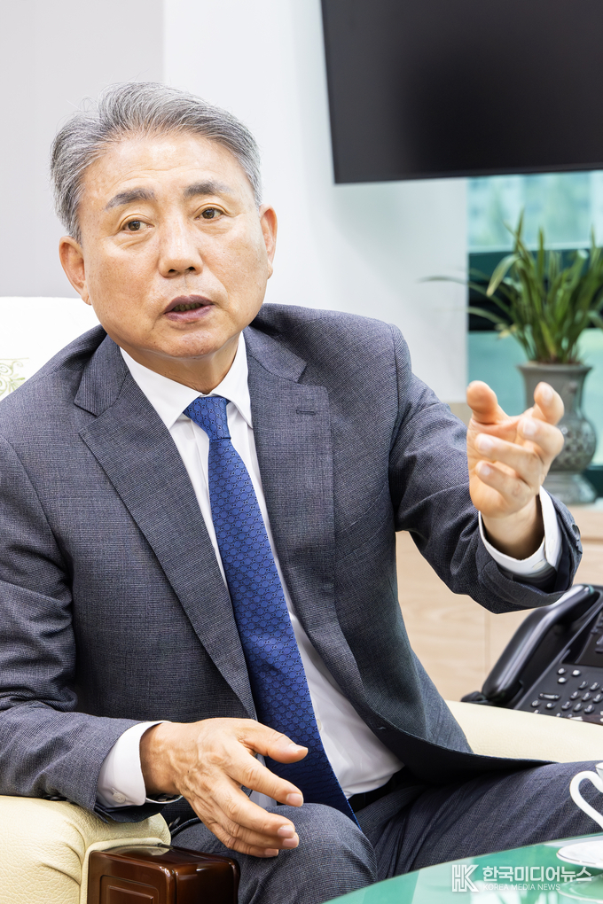 =사진설명 ; 설명을 하고 있는 계양구 청장 윤 환