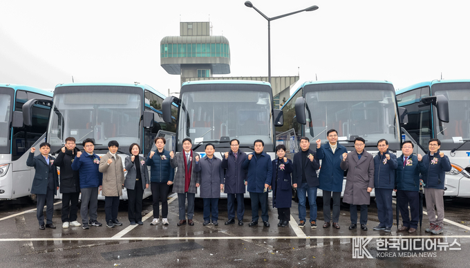 =사진설명 ;인천교통공사, 청라~강서 BRT (7700번)친환경 전기좌석버스 11대 도입 시승행사 단체 사진 촬영