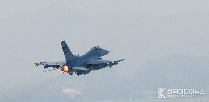 =사진설명 ; 평택=연합뉴스) 홍기원 기자 = 한미 연합공중훈련 '비질런트 디펜스'(Vigilant Defence)가 시작된 30일 경기도 평택시 주한미공군 오산기지에서 F-16 전투기가 이륙하고 있다. 