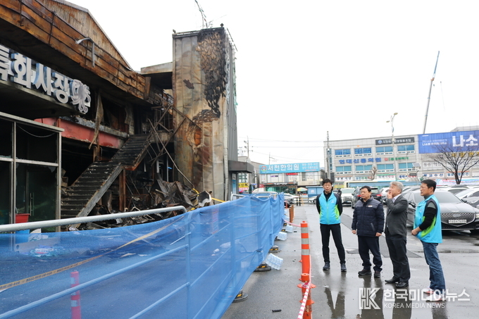 =사진설명 ; 한전산업 함흥규 대표와 전제범 신서천사업처장이 화재로 전소된 서천 수산물 특화시장을 방문하여 서천특화시장상인회 관계자들과 현장을 살펴보고 있다.