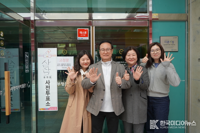 =사진설명 ; 홍영표 부평구을 국회의원 후보, 가족과 함께 사전투표 참여 기념사진 촬영 