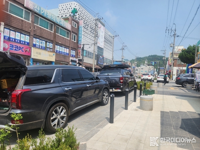 불법 주정차로 도로를 막은사진