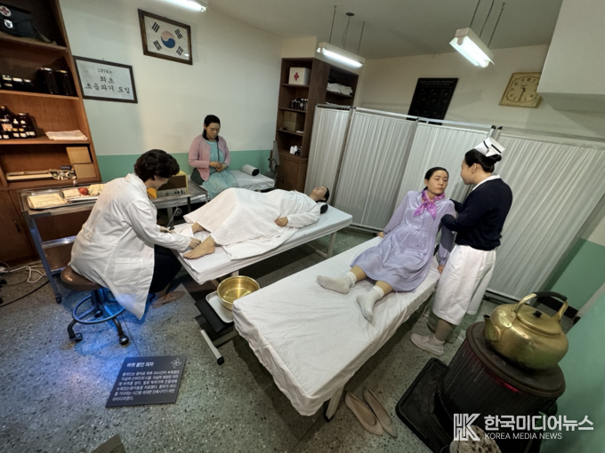 =사진설명 ; 1층 진료실에서는 ‘바퀴붙인 의자’에 앉아 초음파기로 태아의 심장소리를 들려주는 이길여 원장의 모습을 볼 수 있다.