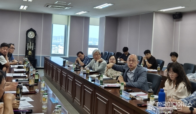 =[사진설명 ; 박륜민 수도권대기환경청장(오른쪽 두 번째)이 6월 11일 시흥상공회의소에서 제지업종 통합관리 협의회 참석자 의견을 청취하고 있다. (사진=수도권대기환경청 제공)