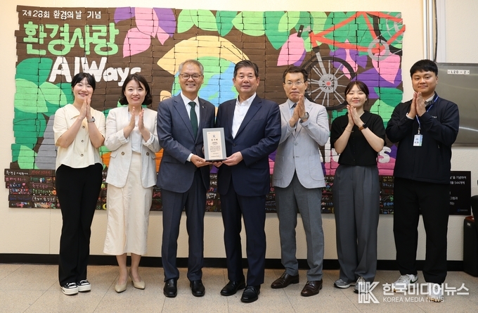 =사진설명 ; 인천보훈지청, 국가유공자 채용 우수기관인천환경공단에 감사패 전달 기념사진 촬영